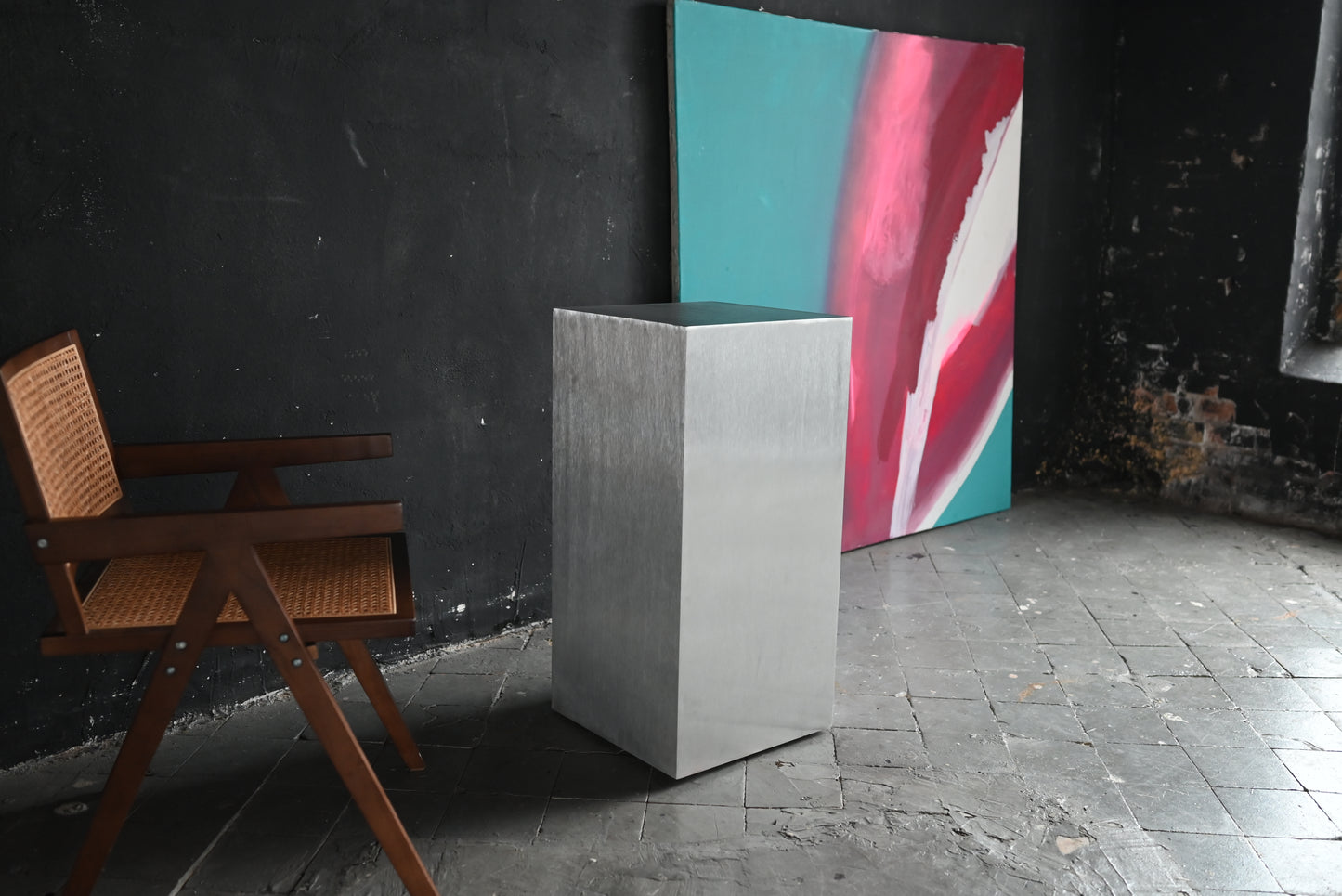 Veliento Silent Block – Brushed Aluminum Pedestal