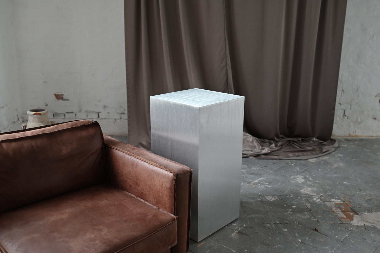 Veliento Silent Block – Brushed Aluminum Pedestal