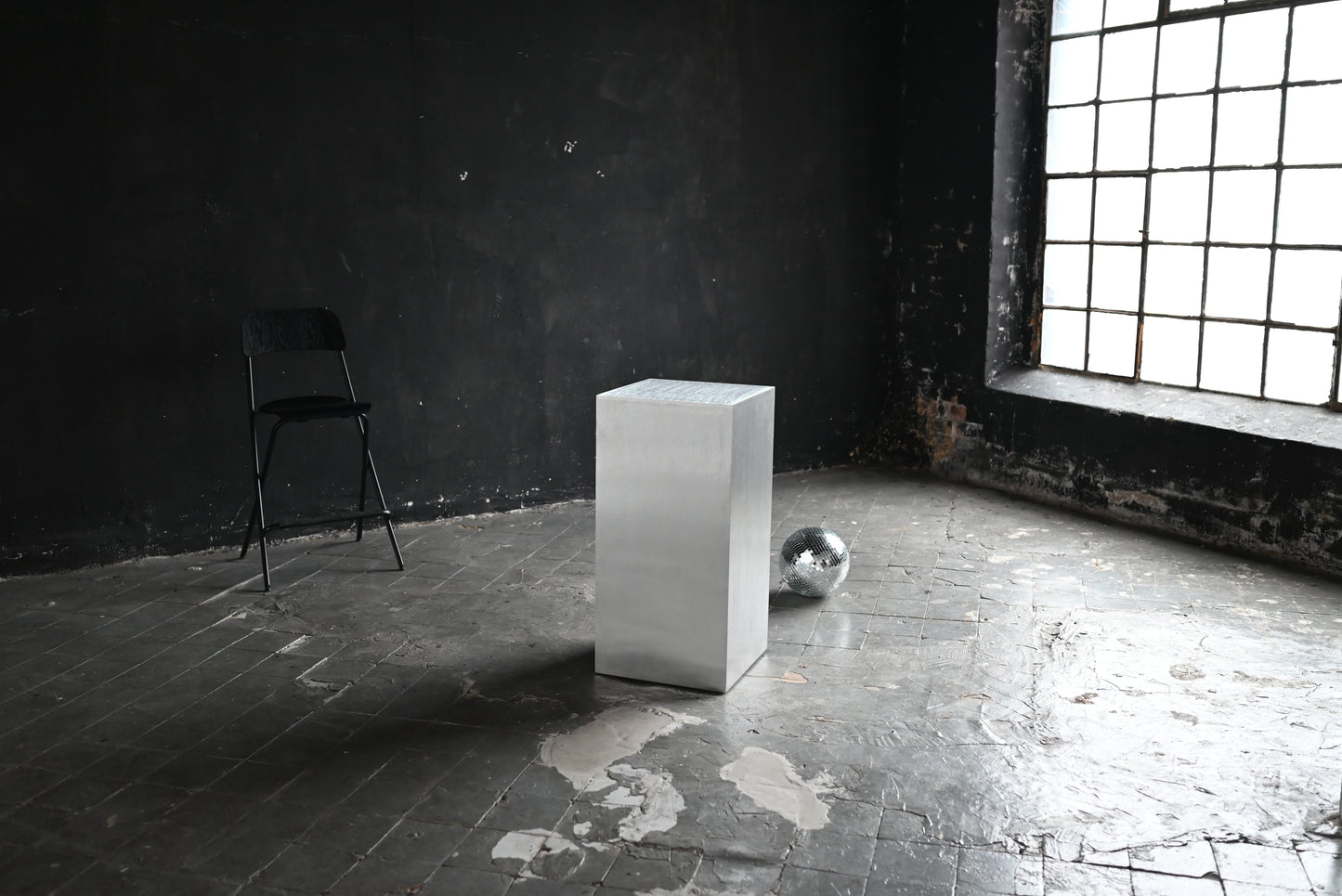 Veliento Silent Block – Brushed Aluminum Pedestal