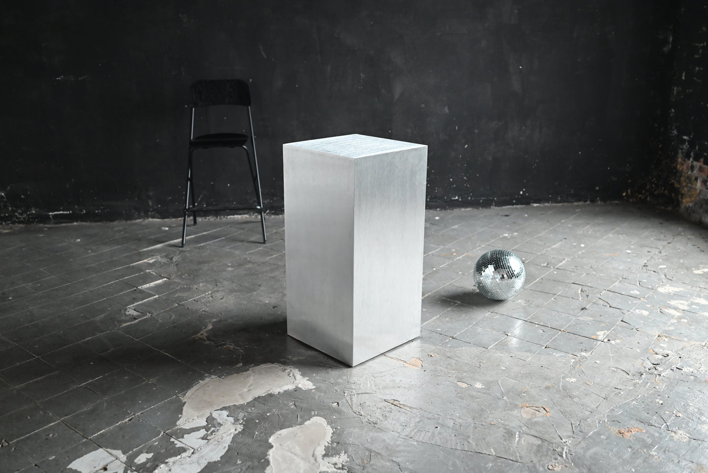 Veliento Silent Block – Brushed Aluminum Pedestal