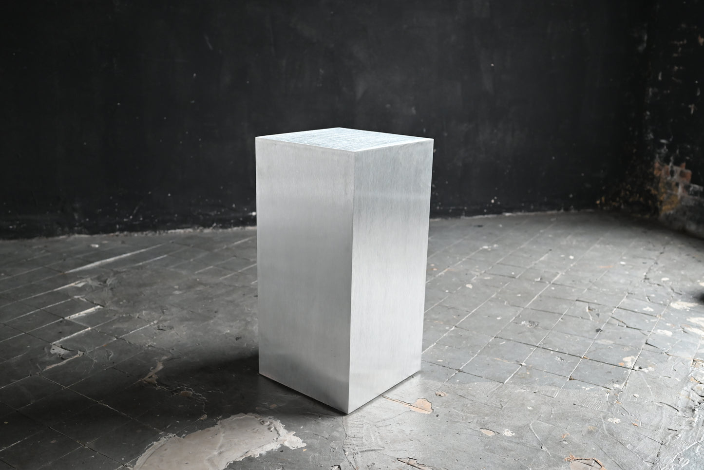 Veliento Silent Block – Brushed Aluminum Pedestal