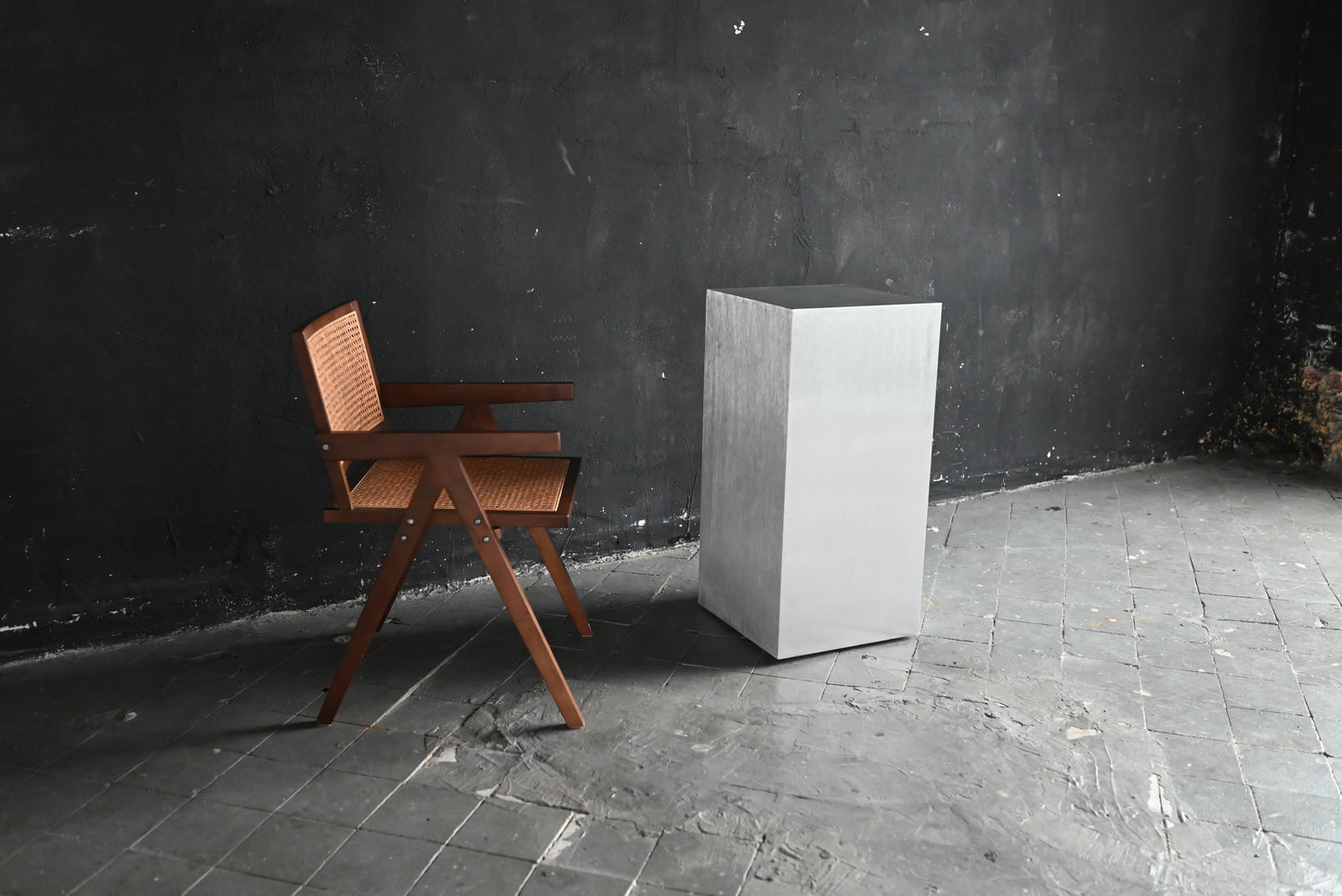 Veliento Silent Block – Brushed Aluminum Pedestal