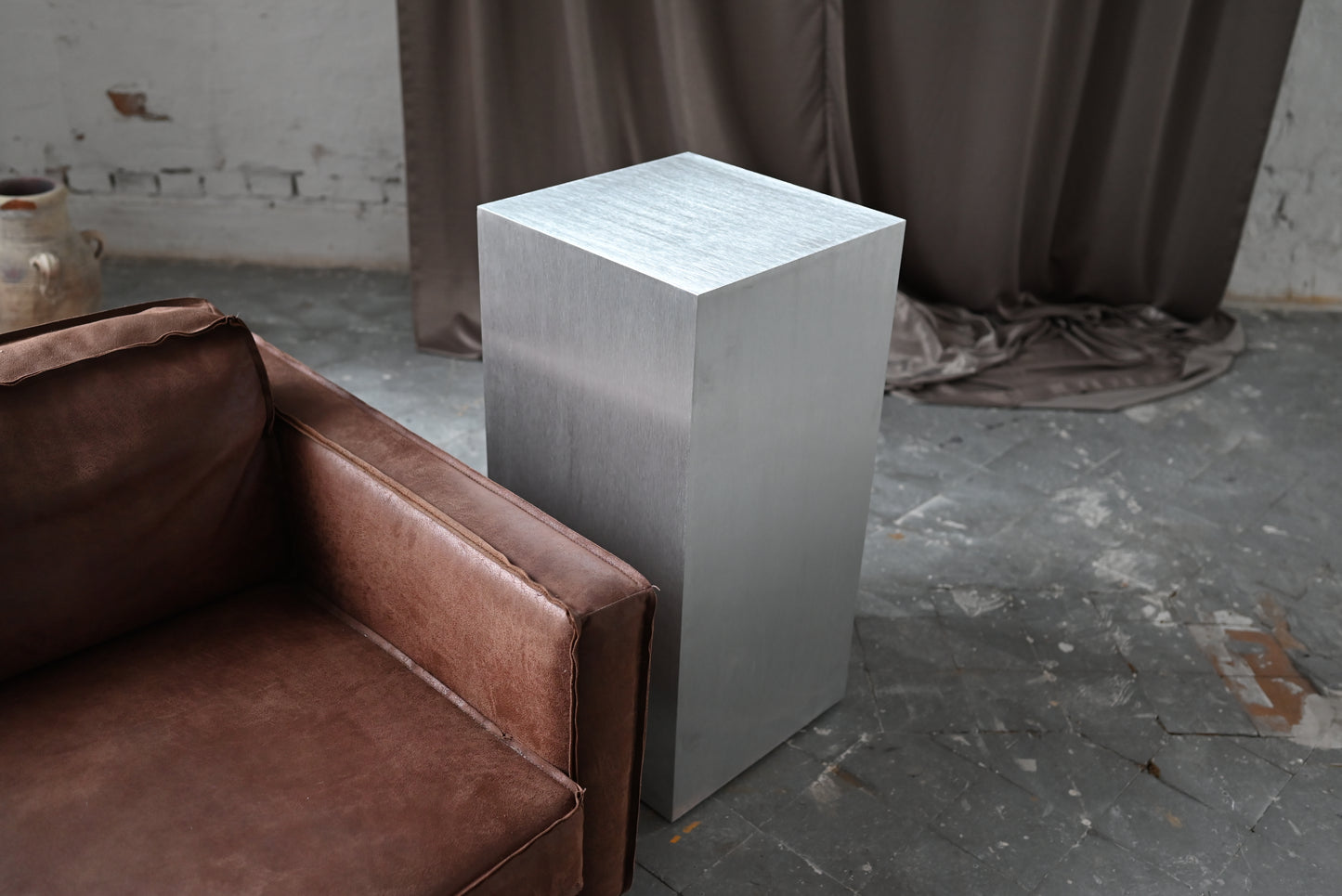 Veliento Silent Block – Brushed Aluminum Pedestal