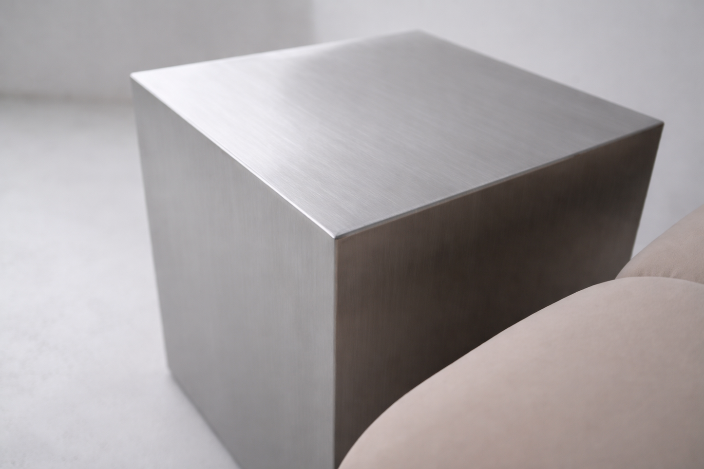 Veliento Silent Block — Sculptural Stainless Steel Table