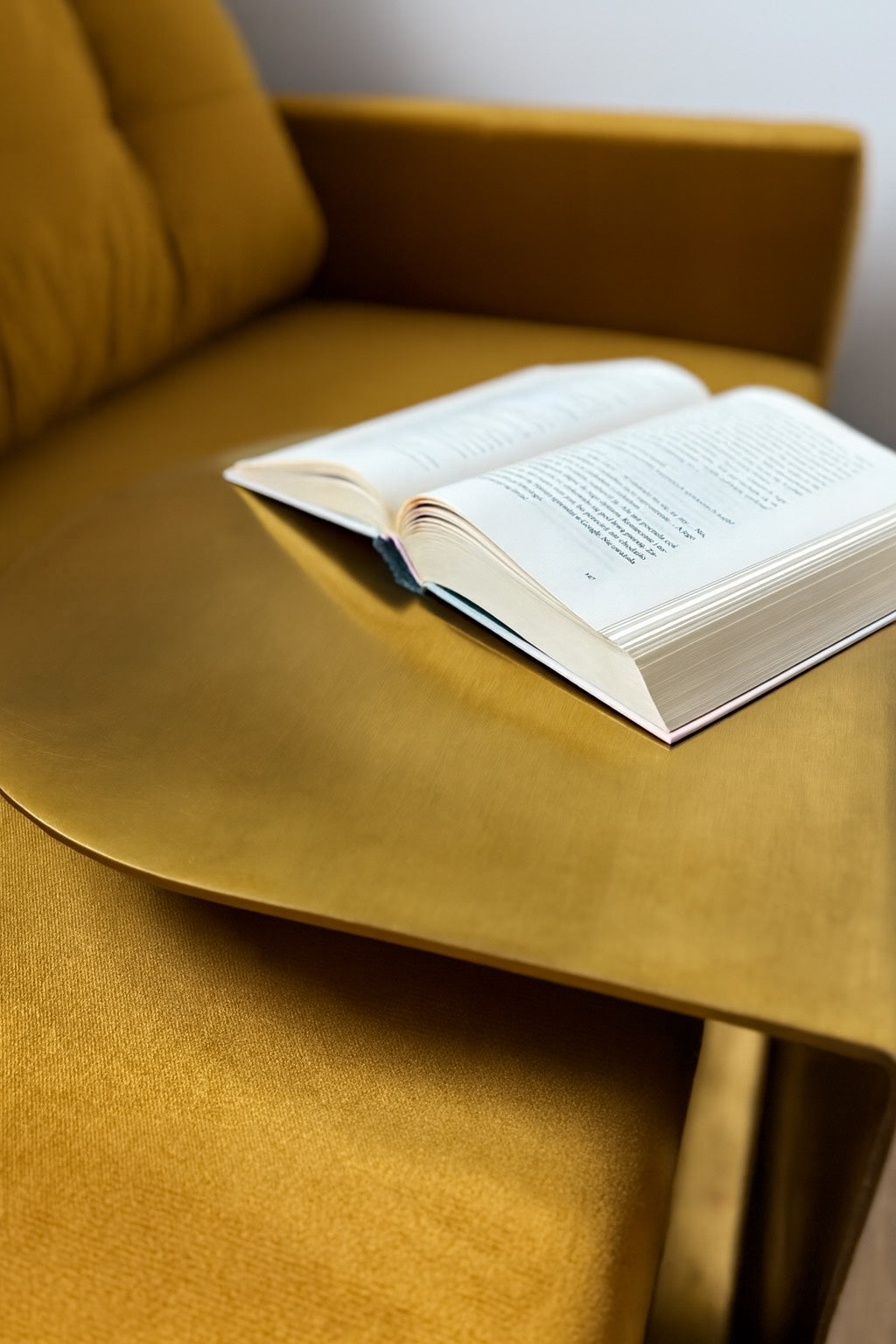 VELIENTO Brushed Brass C-Shaped Side Table